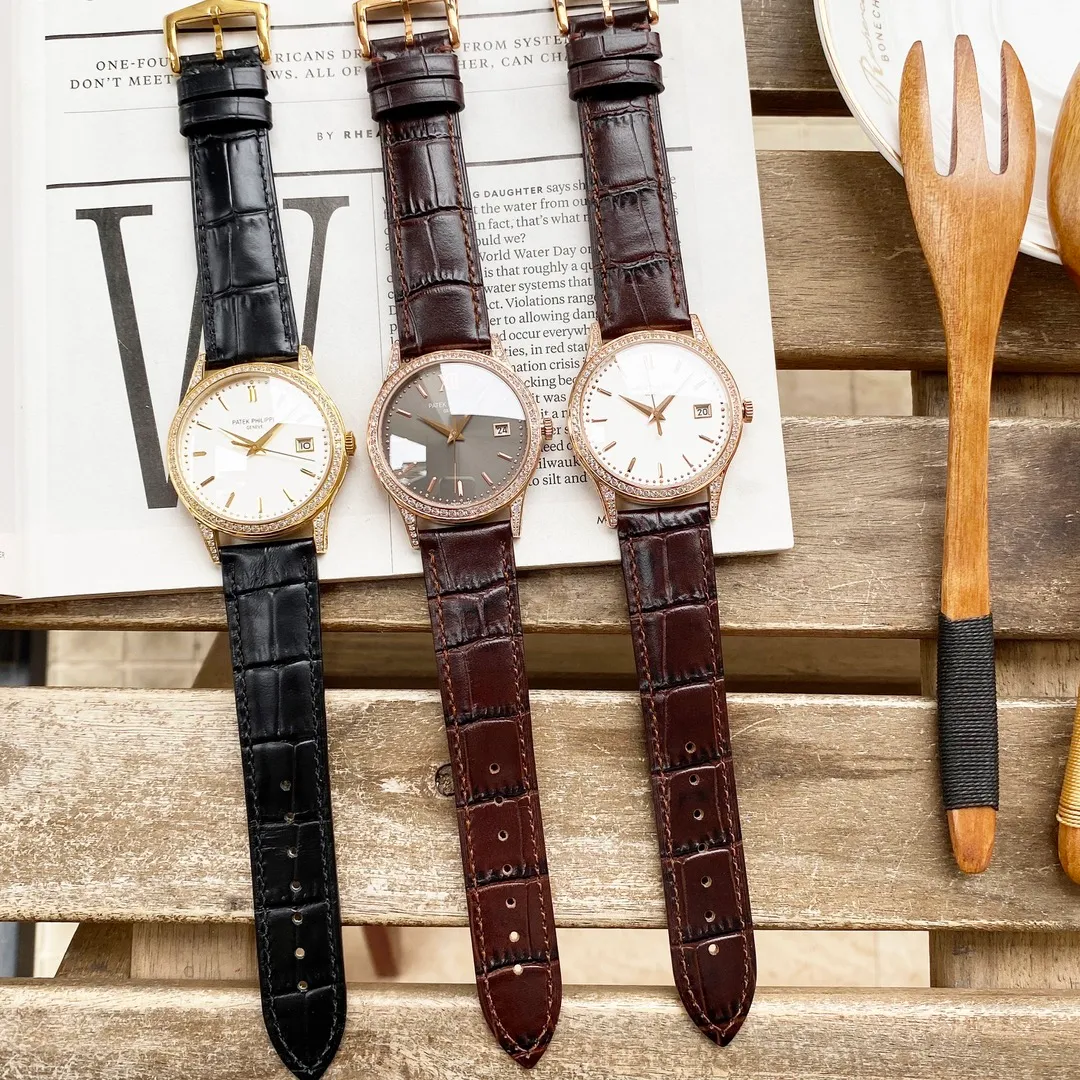 【Top replica】💰3500! Patek Philippe Classic Watch Series——5296. Platinum V8 upgraded version! [Details are upgraded as follows] Using the finest diamonds, luxury diamonds, the watch size is 38mmX9mm, thin and quality 1. Improve the details of the case, improve the polishing quality, and exclusively restore the perfect proportions and unique texture of the genuine product. 2. The scales and hands are enhanced with the latest precious metal plating technology, which makes the effect even better! 3. "Pot lid type" slightly convex sapphire watch mirror, the shape is consistent with the original product, the effect is transparent, and the time is clear. [Leading the era of all-in-one computers] Using a customized version of Cal.9015 - thinner, more stable, and more like. [Strap] Classic Italian calfskin strap with clear texture and high quality. The pin buckle is polished neatly and brightly, and it is universal and original without any pressure. So noble, classic and timeless, once you have it, there is nothing else to ask for.